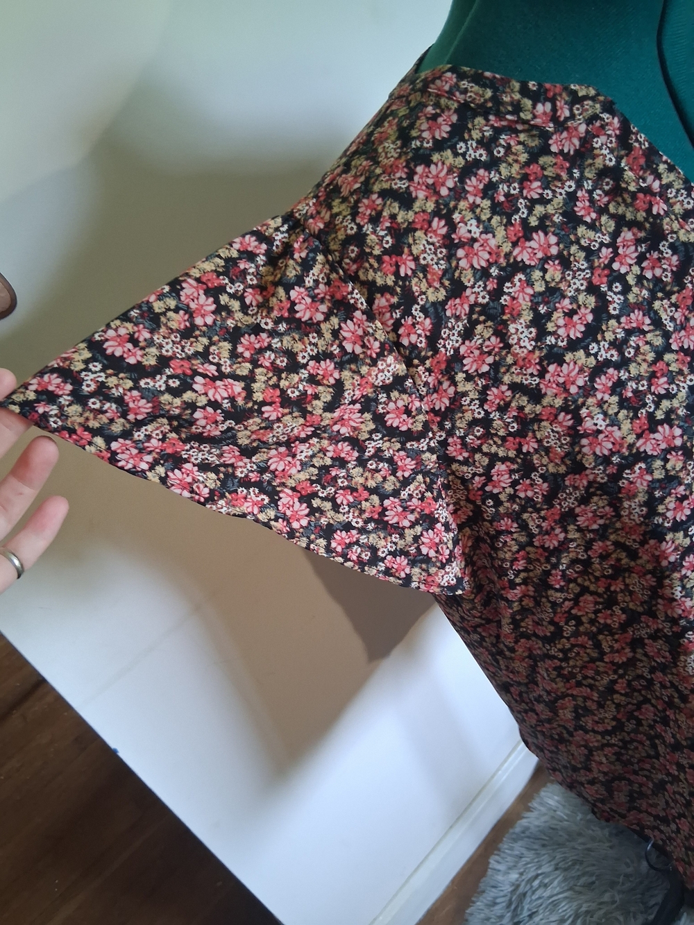 Maurices Black Pink Floral V-Neck Blouse Women’s XL Short Sleeve - Picture 2 of 6